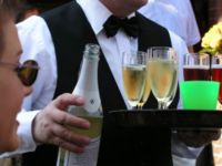 Fachkraft im Gastgewerbe bei der Arbeit